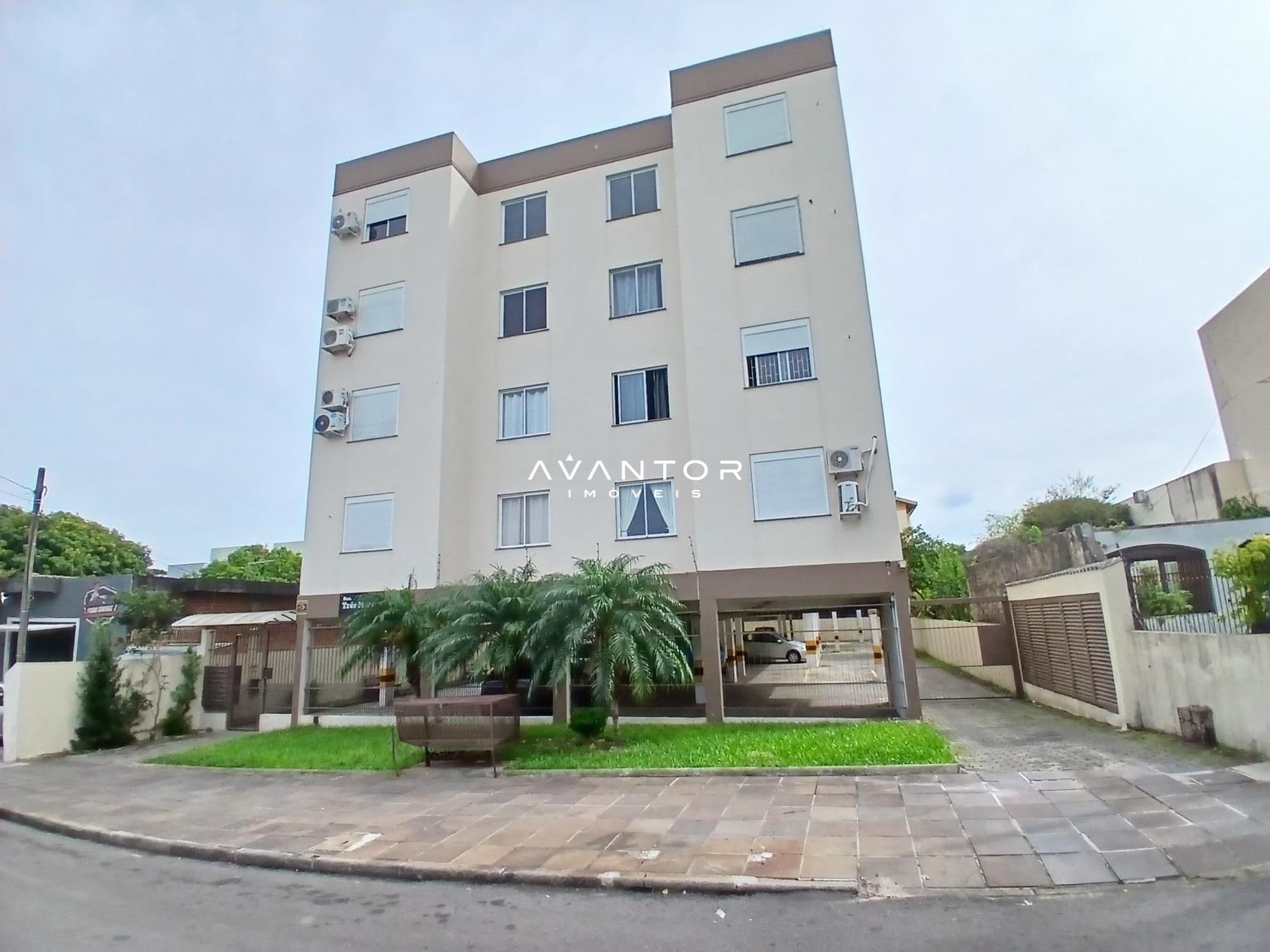 Fachada do prédio com garagem — Apartamento com 2 quartos à venda em Duque de Caxias, Santa Maria/RS