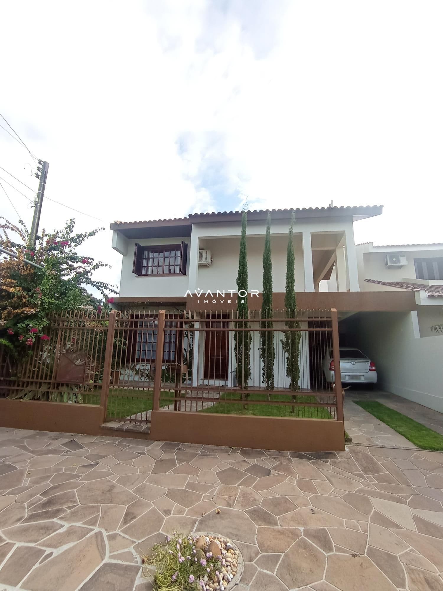 Fachada da casa com garagem — Casa com 4 quartos à venda em São José, Santa Maria/RS