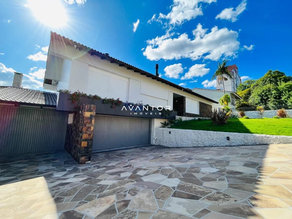 Fachada da casa com garagem — Casa com 3 quartos à venda em Nossa Senhora de Lourdes, Santa Maria/RS