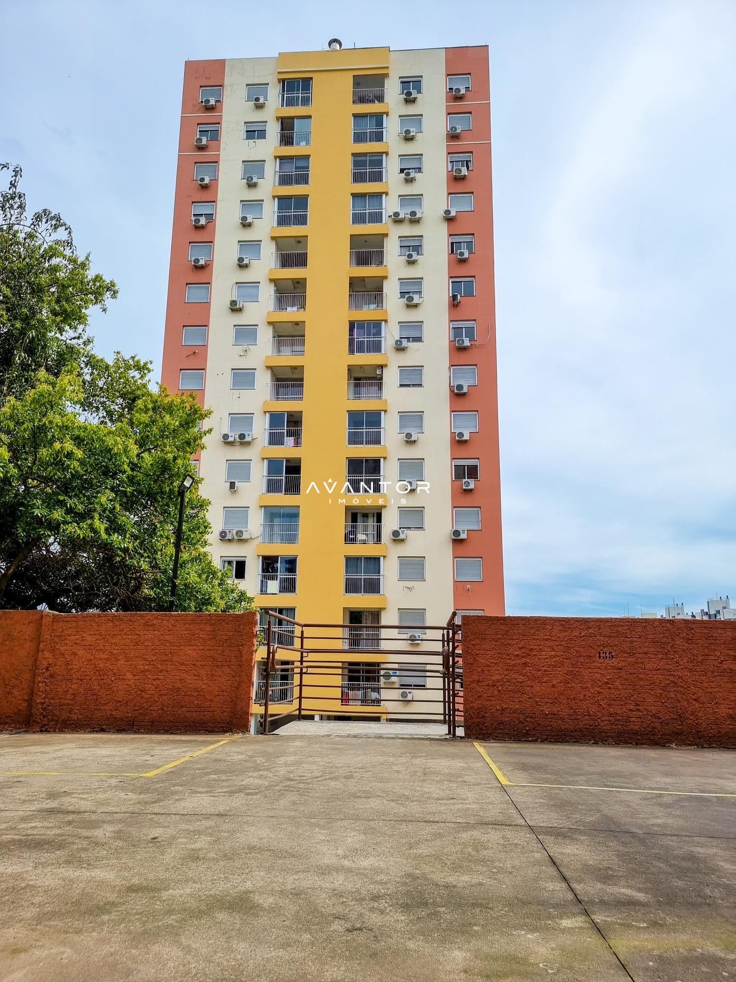 Fachada do prédio com cores vibrantes — Apartamento com 2 quartos à venda em Centro, Santa Maria/RS