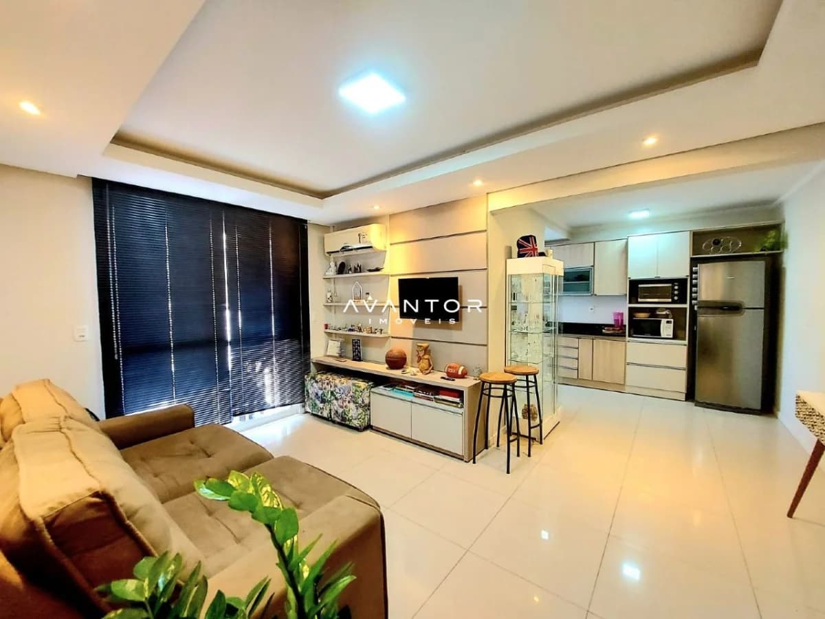 Sala integrada à cozinha com sacada — Apartamento com 2 quartos à venda em Nossa Senhora de Lourdes, Santa Maria/RS
