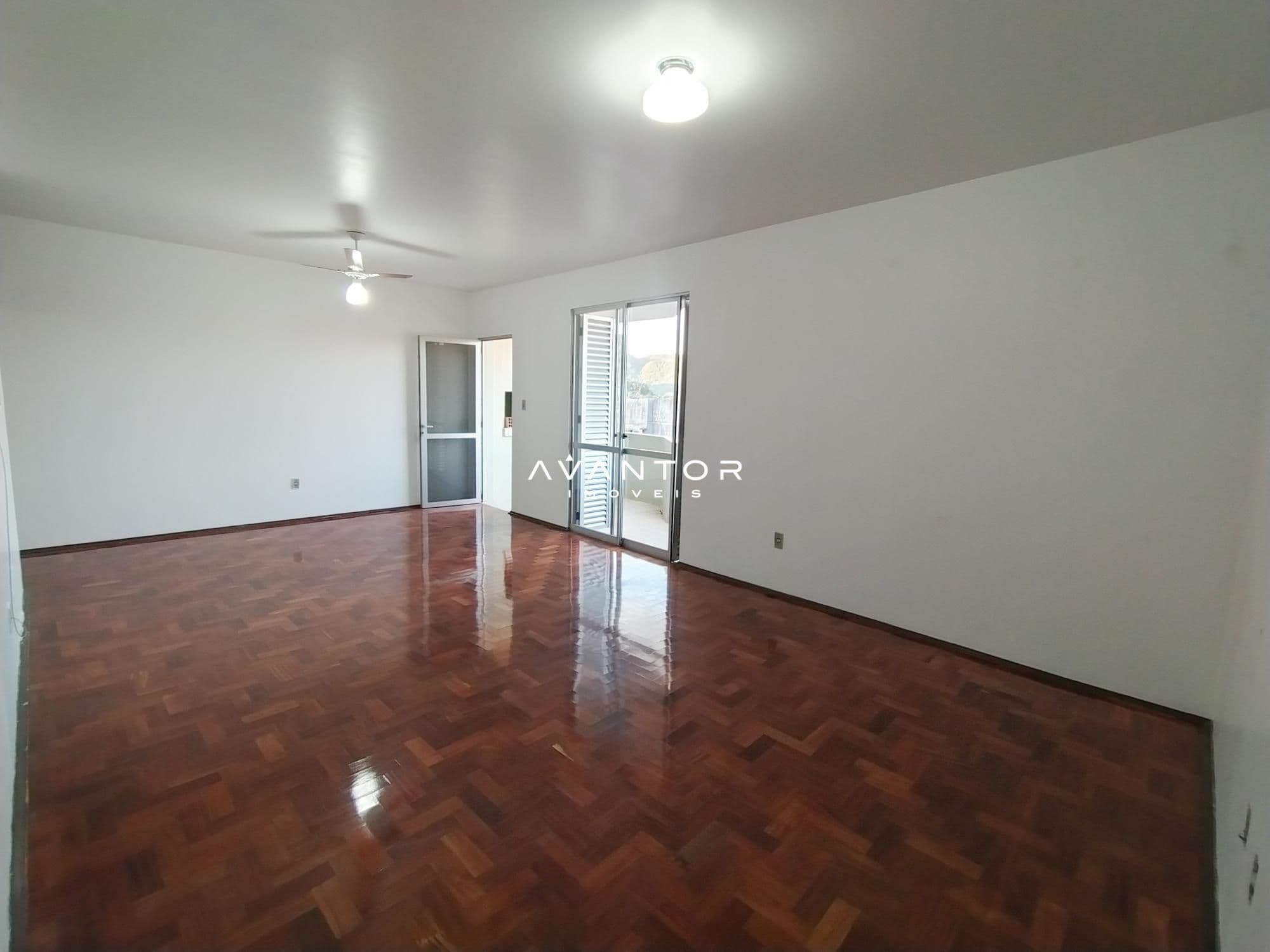 Sala de estar com piso em madeira — Apartamento com 2 quartos à venda no Edifício Por Do Sol, em Menino Jesus, Santa Maria/RS