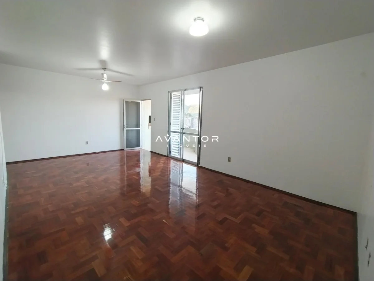 Sala de estar com piso em madeira — Apartamento com 2 quartos à venda no Edifício Por Do Sol, em Menino Jesus, Santa Maria/RS