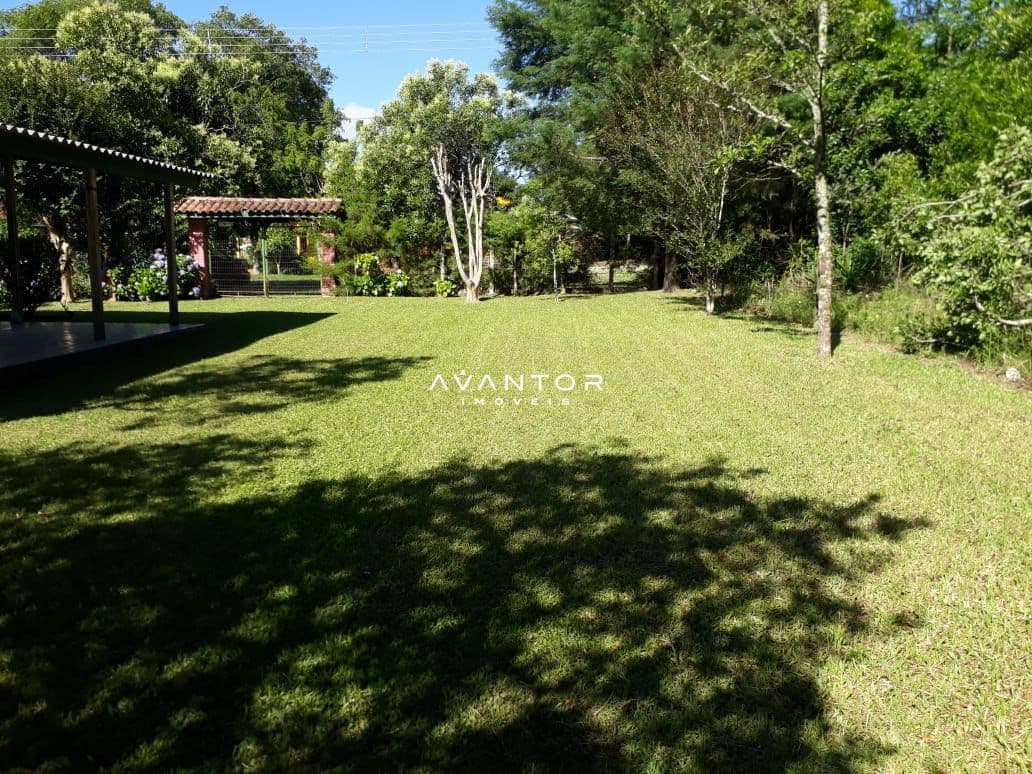 Pátio com gramado e árvores — Casa com 1 quarto à venda em Parque Serrano I, Itaara/RS