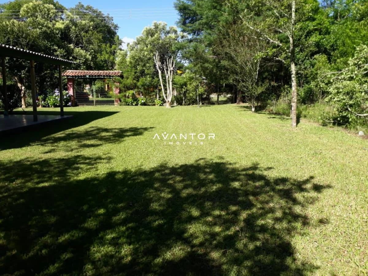 Pátio com gramado e árvores — Casa com 1 quarto à venda em Parque Serrano I, Itaara/RS
