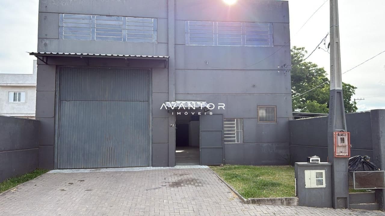 Fachada do prédio com garagem e entrada — Pavilhão com 1 sala para alugar em Nossa Senhora de Lourdes, Santa Maria/RS