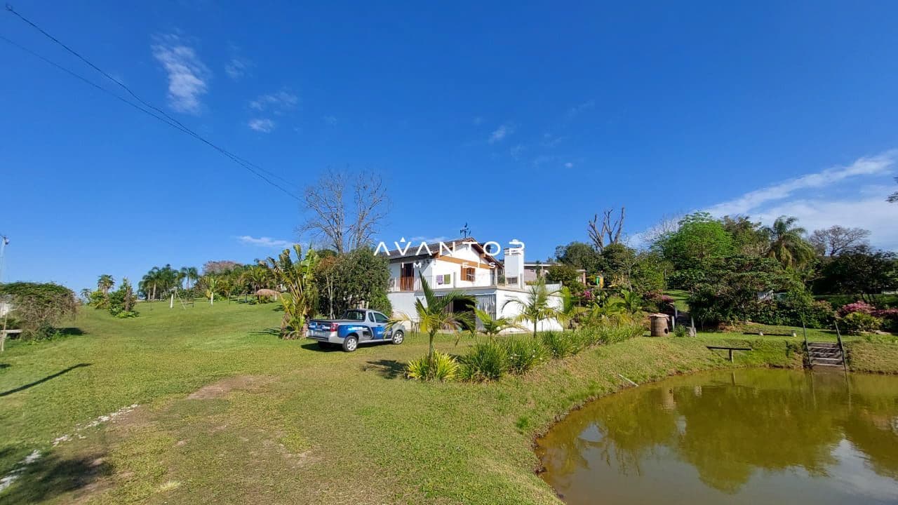 Fachada da casa com terreno e piscina — Chácara com 3 quartos à venda em Zona rural, Restinga Seca/RS