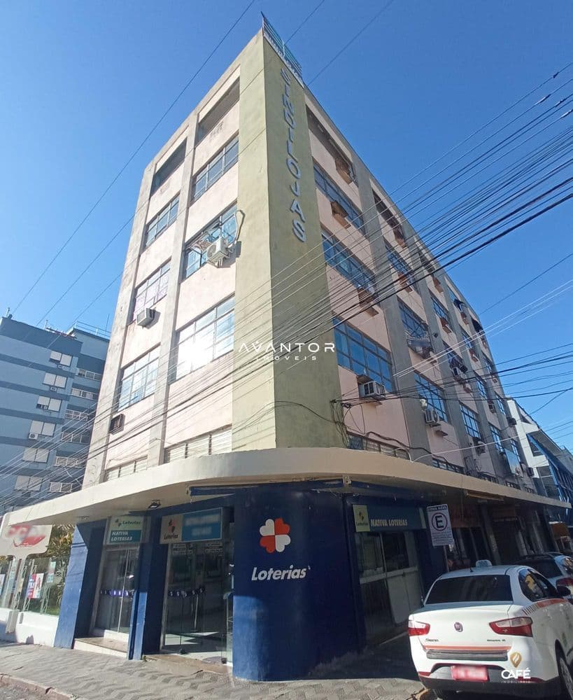 Fachada do prédio com lojas no térreo — Sala Comercial com 1 sala para alugar em Centro, Santa Maria/RS