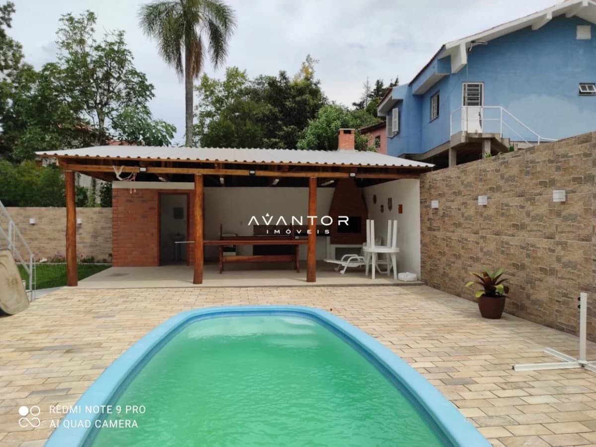 Área externa com piscina e churrasqueira — Casa com 2 quartos à venda em Parque Serrano I, Itaara/RS