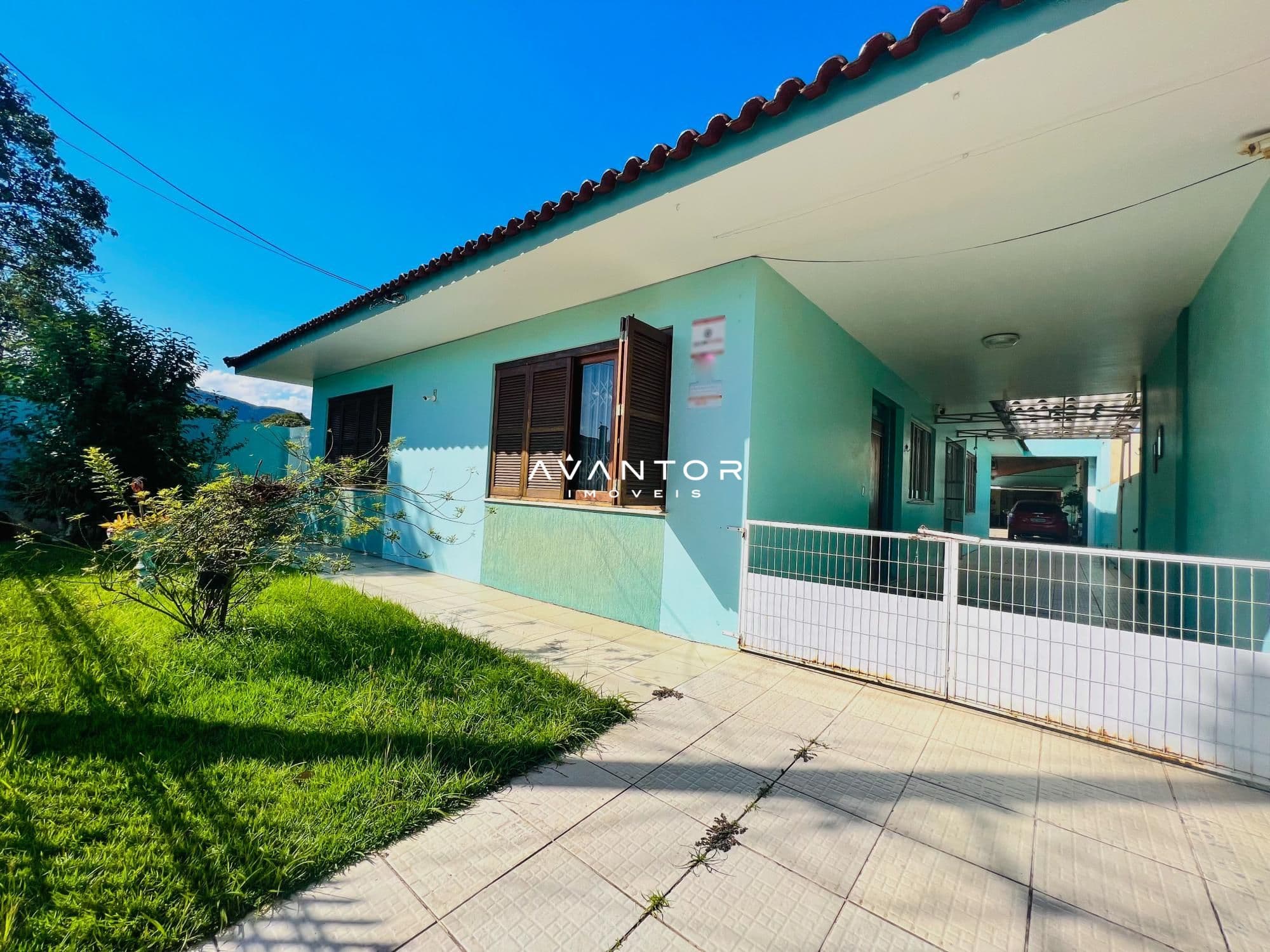 Fachada da casa com varanda — Casa com 3 quartos à venda em Camobi, Santa Maria/RS
