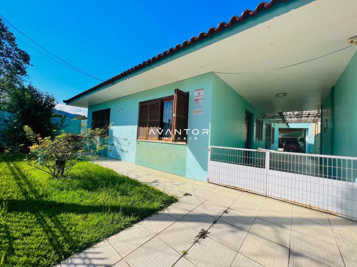 Fachada da casa com varanda — Casa com 3 quartos à venda em Camobi, Santa Maria/RS