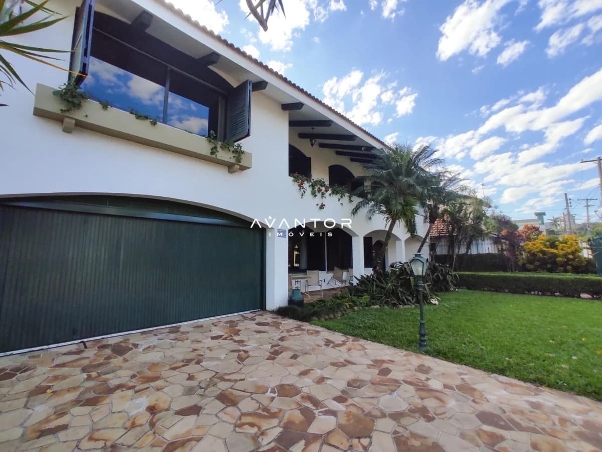 Fachada da casa com garagem e pátio — Casa com 6 quartos à venda em Nossa Senhora de Lourdes, Santa Maria/RS