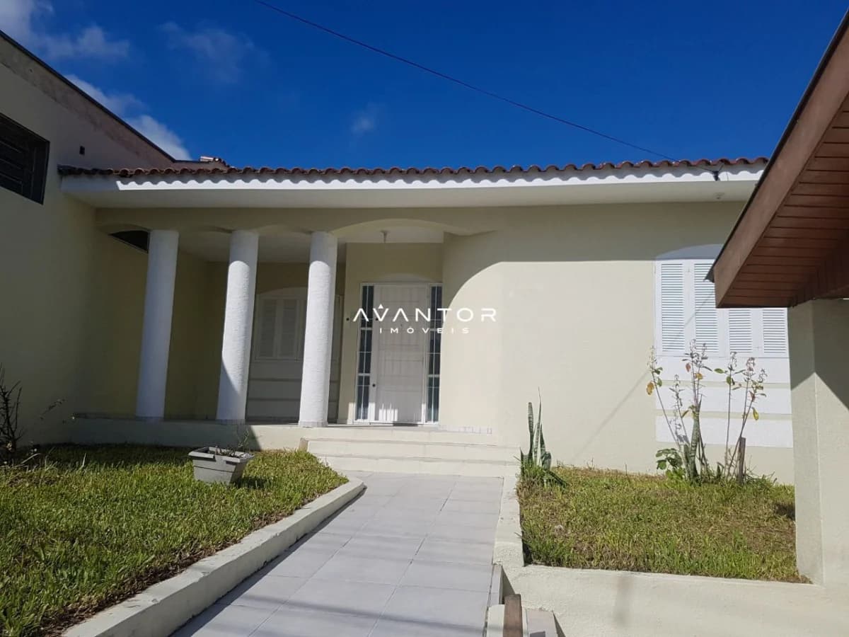 Fachada da casa com pórtico e colunas — Casa com 4 quartos à venda em Passo D'Areia, Santa Maria/RS