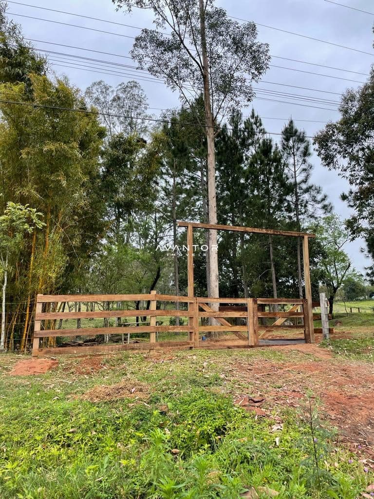 Portão de madeira em área externa — Campo à venda em Pains, Santa Maria/RS
