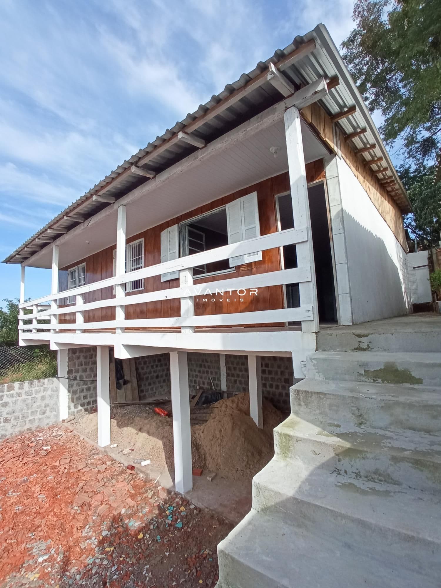 Fachada da casa com varanda — Casa com 4 quartos à venda em Caturrita, Santa Maria/RS