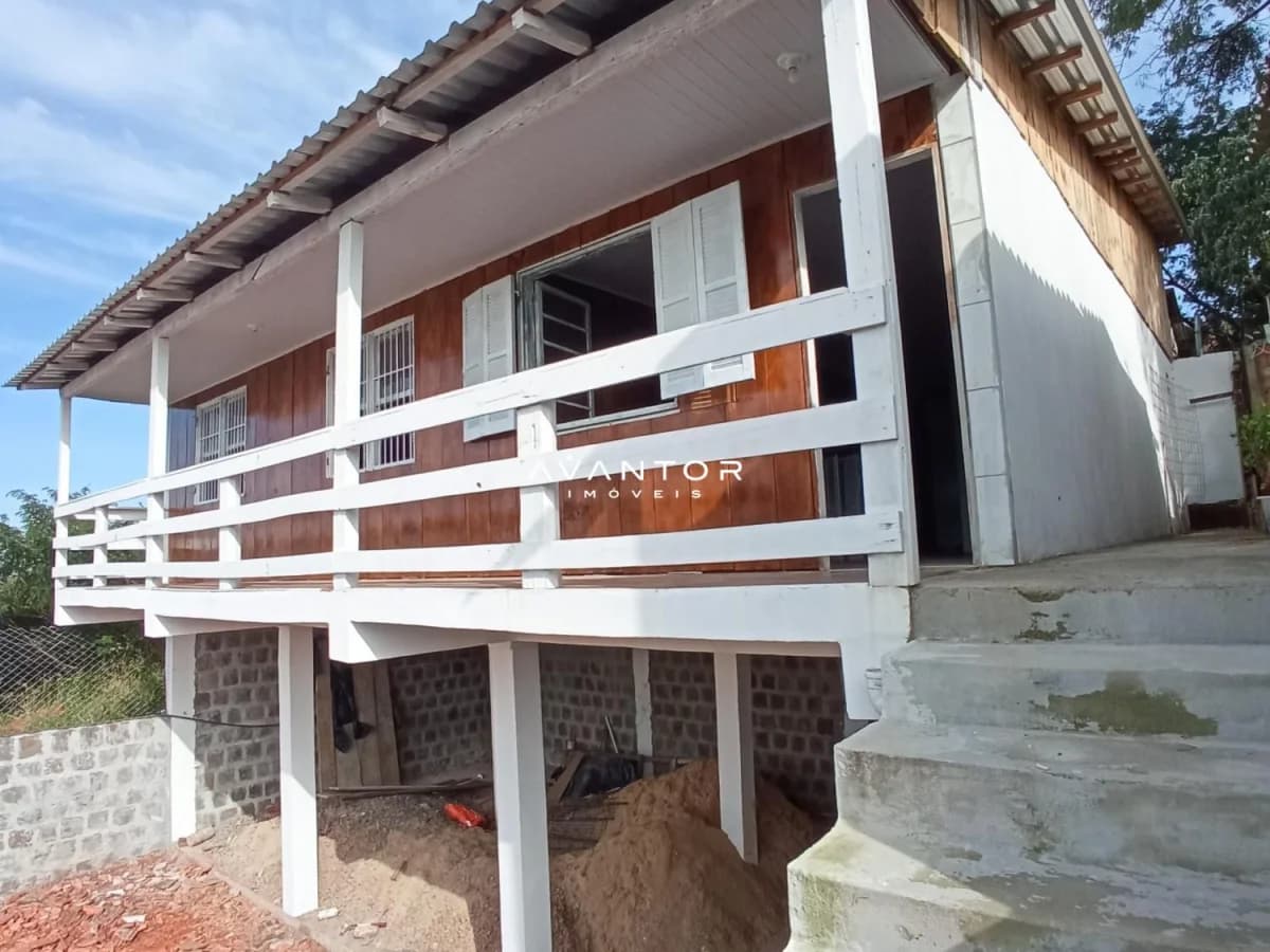 Fachada da casa com varanda — Casa com 4 quartos à venda em Caturrita, Santa Maria/RS