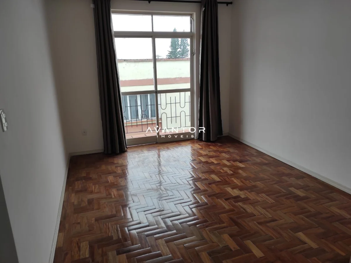 Dormitório com sacada e piso em madeira — Apartamento com 2 quartos à venda no Edifício Noruega, em Centro, Santa Maria/RS