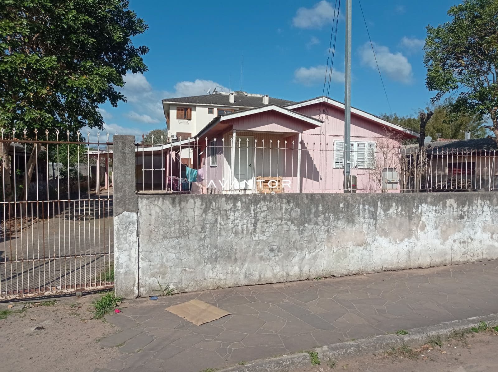 Fachada da casa com portão de entrada — Terreno à venda em Camobi, Santa Maria/RS