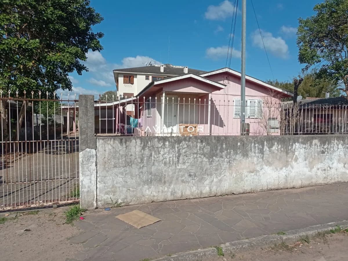 Fachada da casa com portão de entrada — Terreno à venda em Camobi, Santa Maria/RS