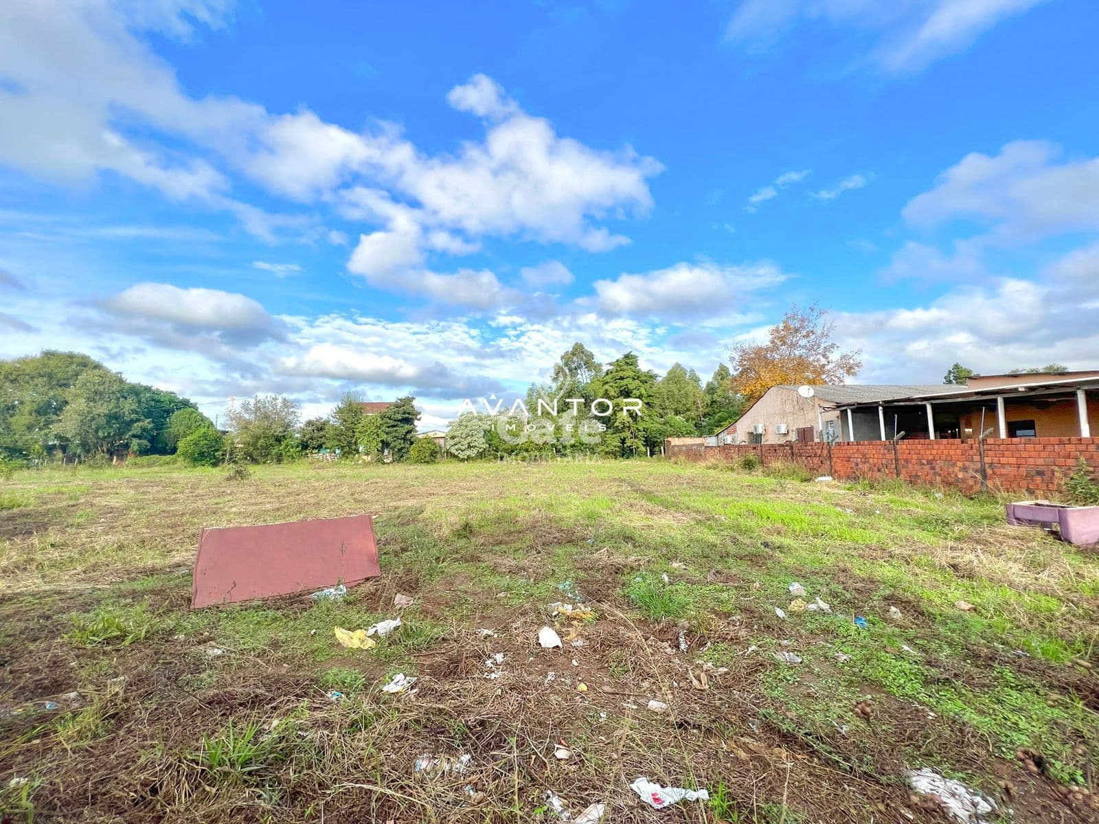 Terreno com estrutura de construção ao fundo — Terreno à venda em Lorenzi, Santa Maria/RS