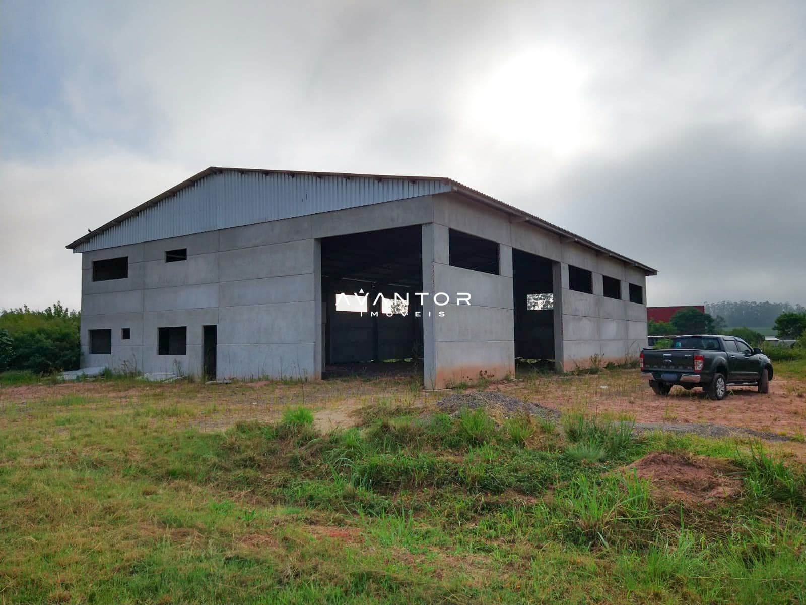Fachada do imóvel com estrutura em construção — Pavilhão com 1 sala à venda em São José, Santa Maria/RS