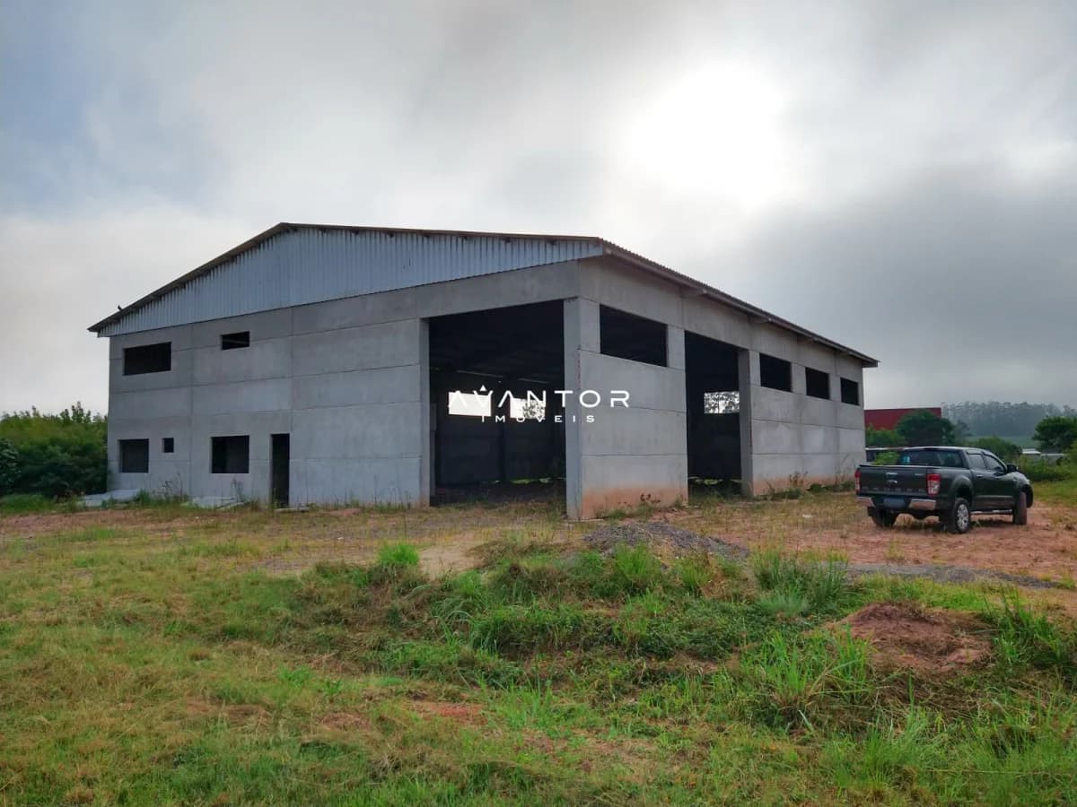 Fachada do imóvel com estrutura em construção — Pavilhão com 1 sala à venda em São José, Santa Maria/RS