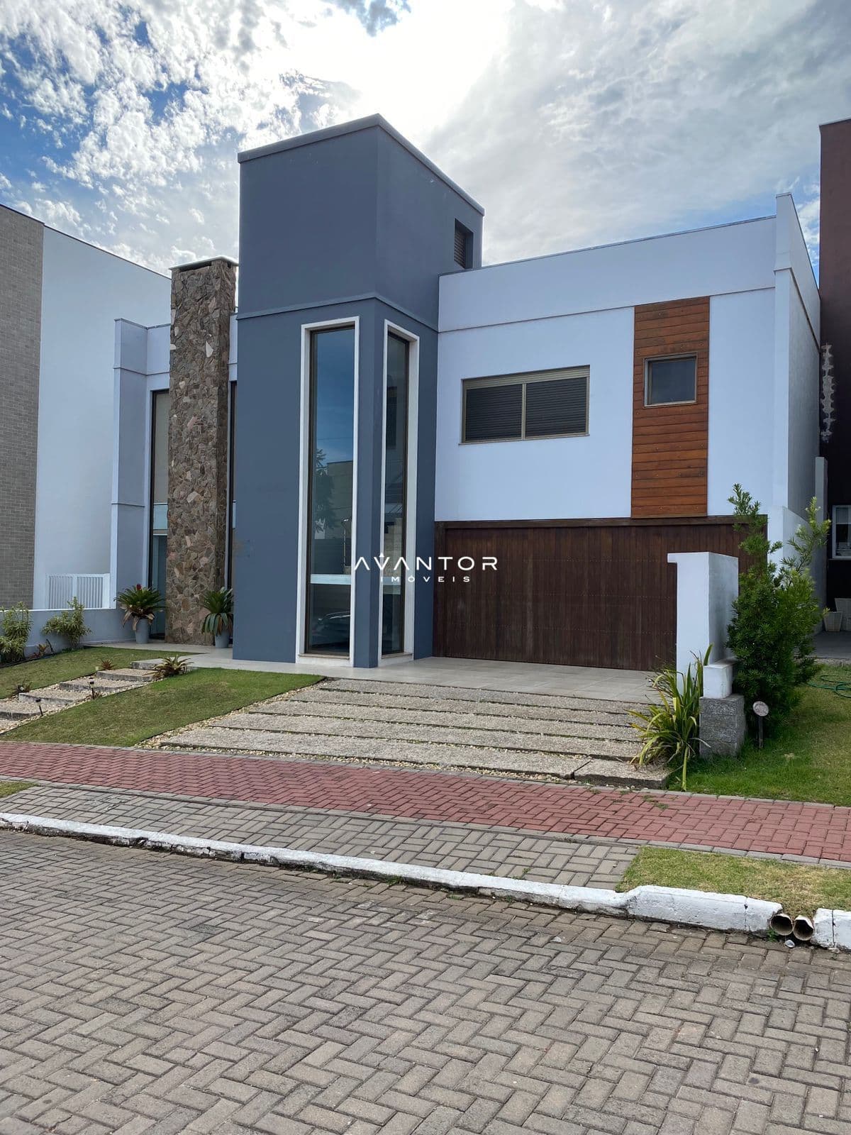 Fachada da casa com entrada e garagem — Casa com 3 quartos à venda em Tomazetti, Santa Maria/RS