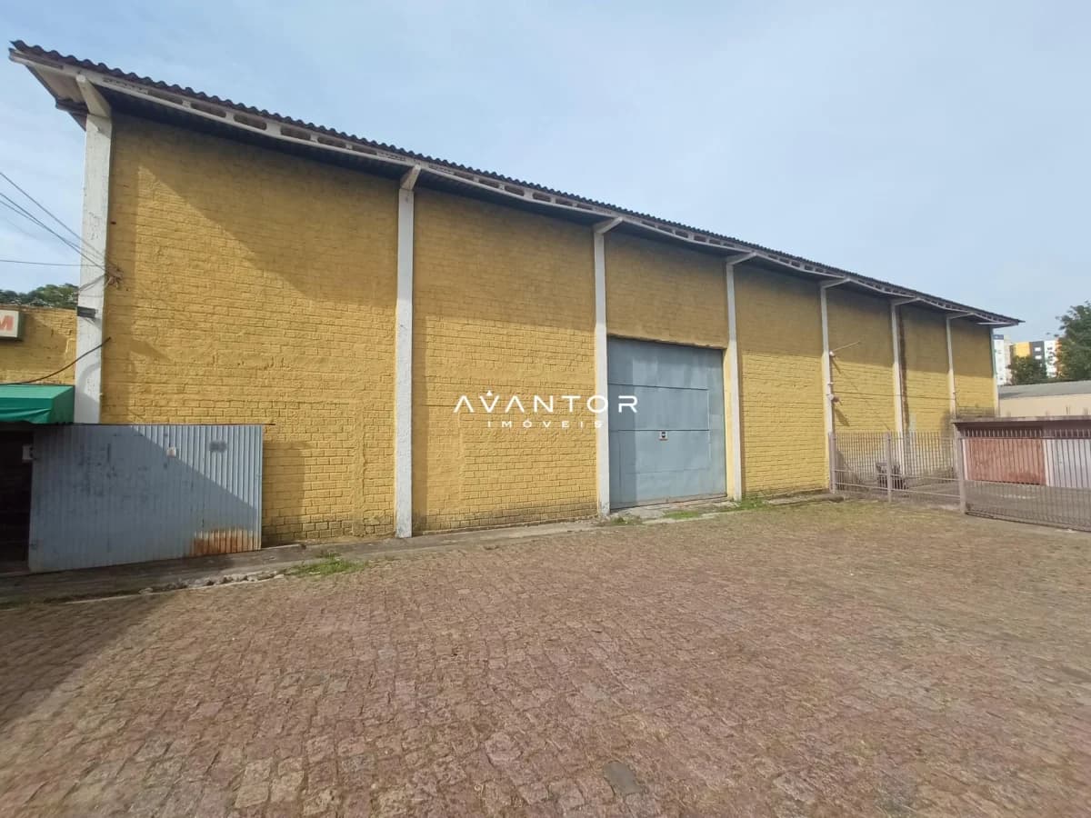 Fachada de galpão com estrutura metálica — Pavilhão com 3 salas para alugar em Duque de Caxias, Santa Maria/RS