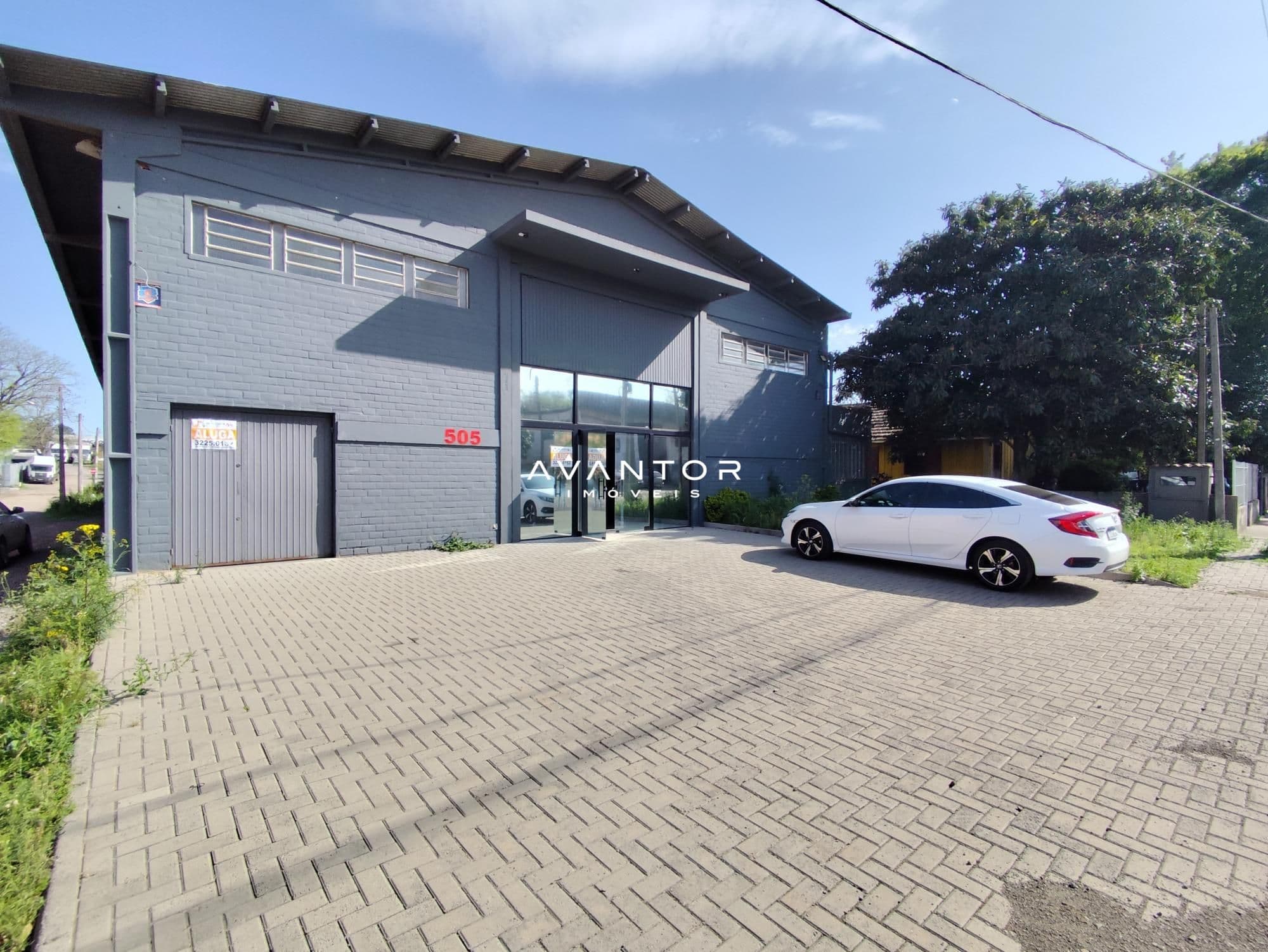 Fachada da casa com garagem — Pavilhão à venda em Urlândia, Santa Maria/RS