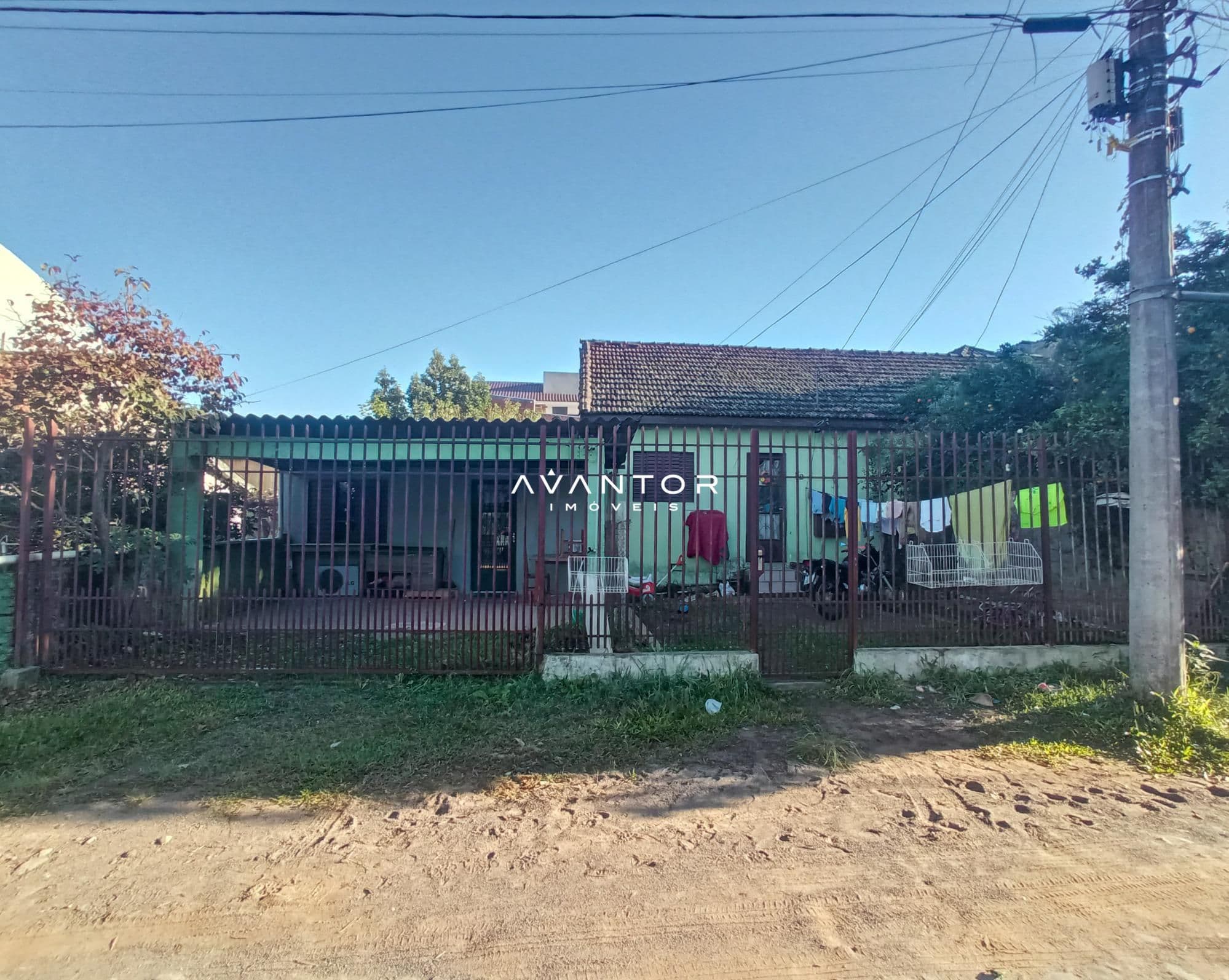 Fachada da casa com portão — Terreno à venda em Nossa Senhora Medianeira, Santa Maria/RS