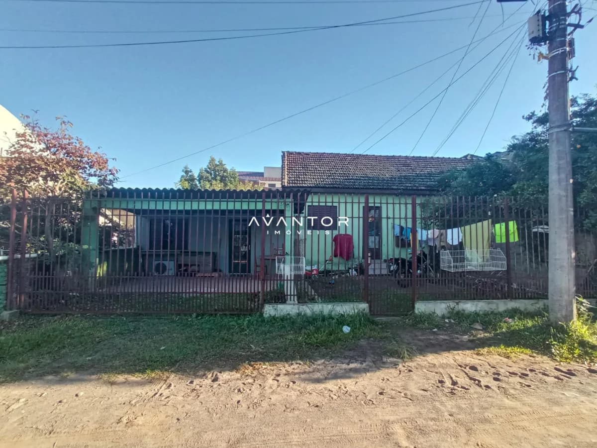 Fachada da casa com portão — Terreno à venda em Nossa Senhora Medianeira, Santa Maria/RS