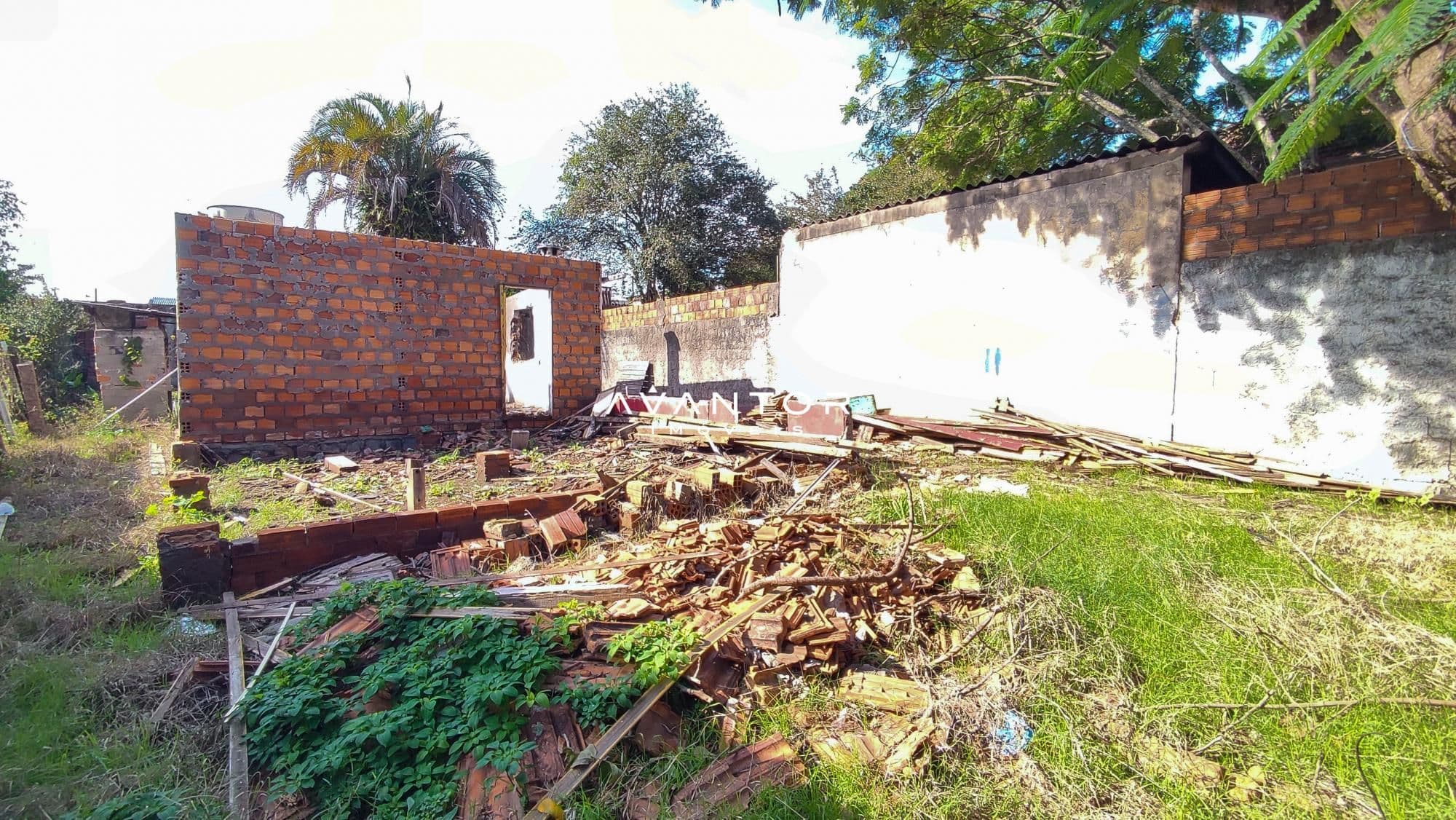 Terreno em construção com estrutura de alvenaria — Terreno à venda em Nossa Senhora do Rosário, Santa Maria/RS
