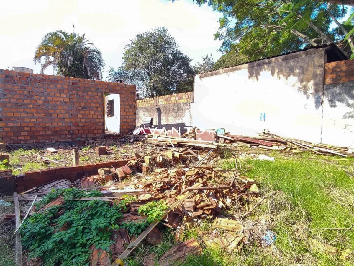 Terreno em construção com estrutura de alvenaria — Terreno à venda em Nossa Senhora do Rosário, Santa Maria/RS