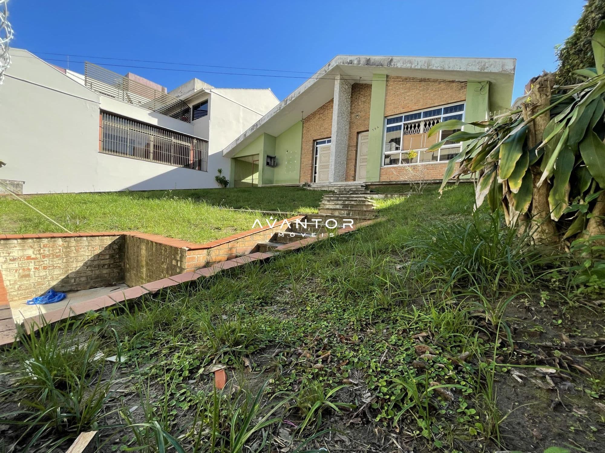 Terreno com construção e vegetação — Terreno à venda em Centro, Santa Maria/RS