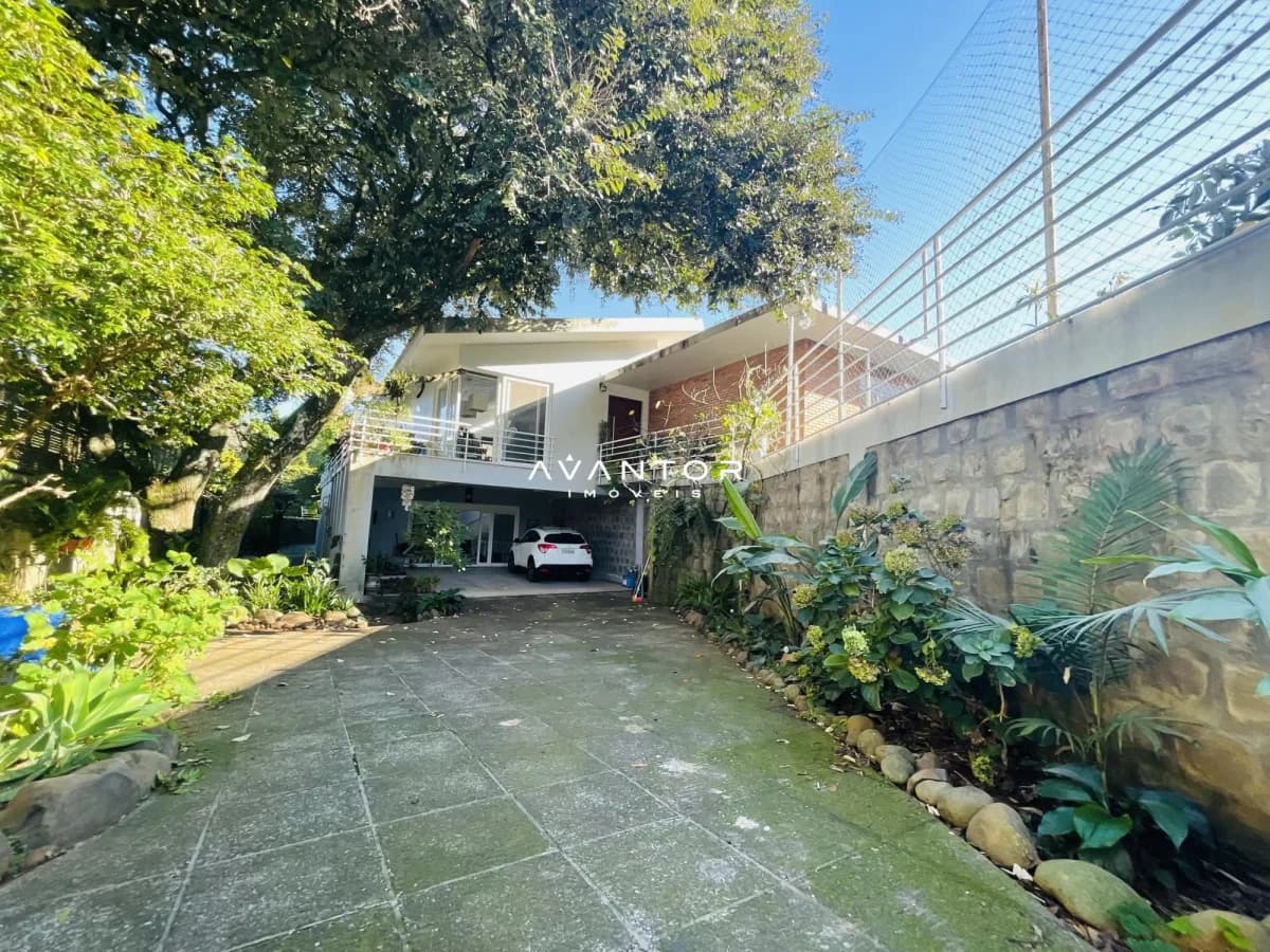 Fachada da casa com garagem e pátio — Casa com 3 quartos à venda em Nossa Senhora do Perpétuo Socorro, Santa Maria/RS