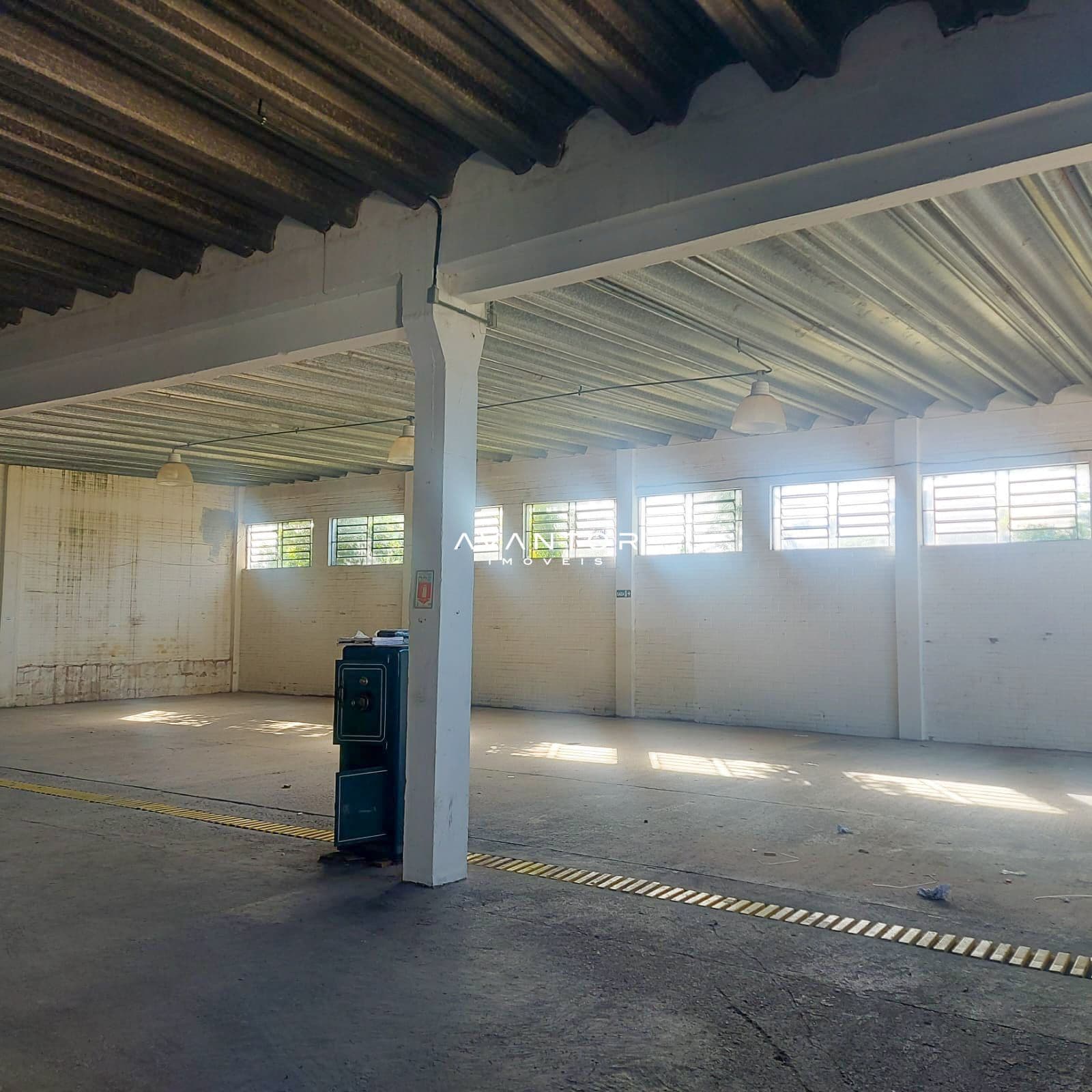 Garagem com iluminação natural — Pavilhão com 4 salas à venda em São João, Santa Maria/RS