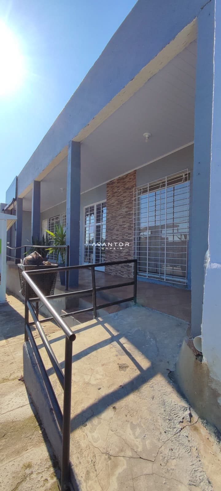 Sacada com acesso à área interna — Sala Comercial com 1 sala para alugar em Tancredo Neves, Santa Maria/RS