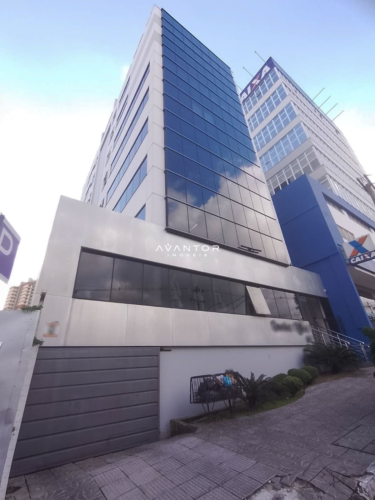 Fachada do prédio com logo da imobiliária — Sala Comercial com 3 salas à venda em Nossa Senhora das Dores, Santa Maria/RS
