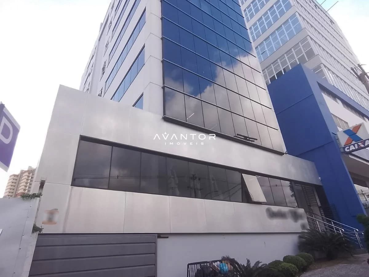 Fachada do prédio com logo da imobiliária — Sala Comercial com 3 salas à venda em Nossa Senhora das Dores, Santa Maria/RS