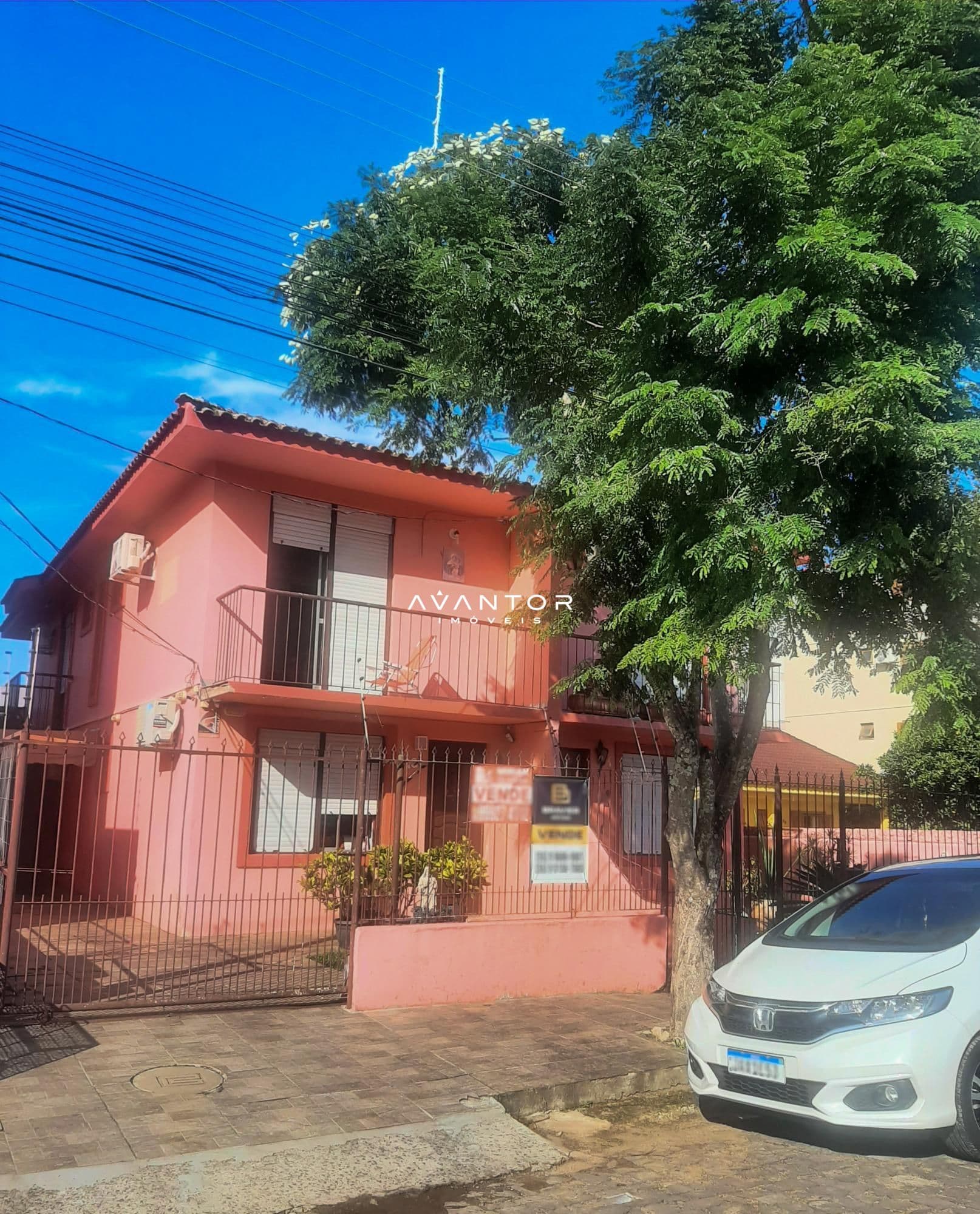 Fachada da casa com dois andares — Casa com 3 quartos à venda em Camobi, Santa Maria/RS