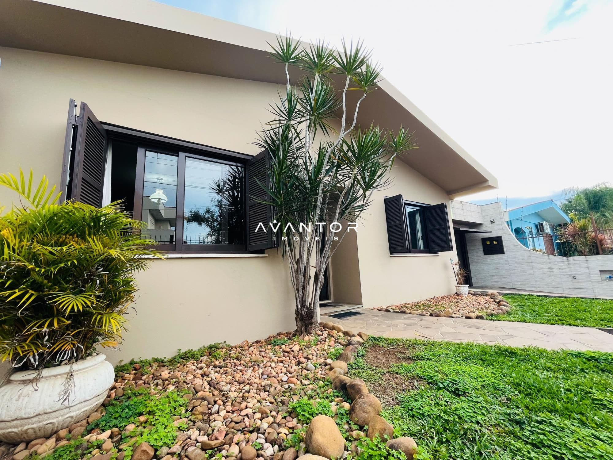 Fachada da casa com área externa — Casa com 3 quartos à venda em Duque de Caxias, Santa Maria/RS