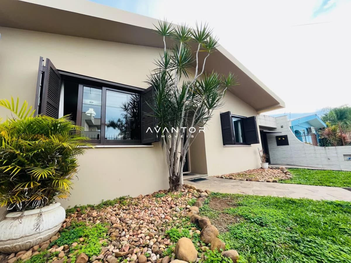 Fachada da casa com área externa — Casa com 3 quartos à venda em Duque de Caxias, Santa Maria/RS