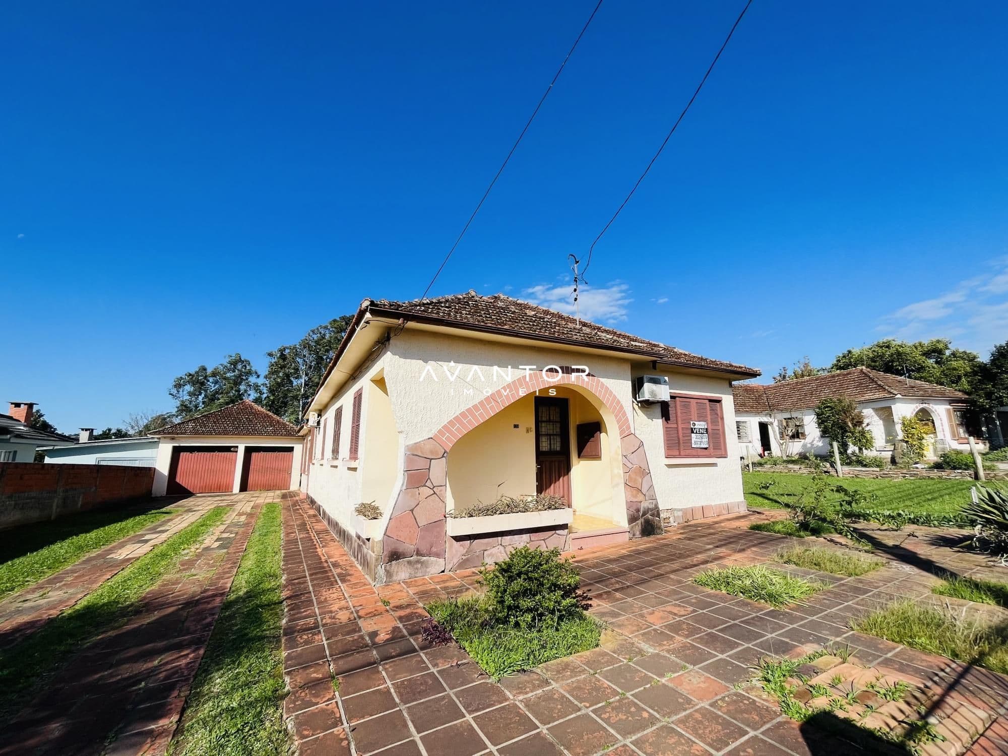 Fachada da casa com garagem — Terreno à venda em Camobi, Santa Maria/RS