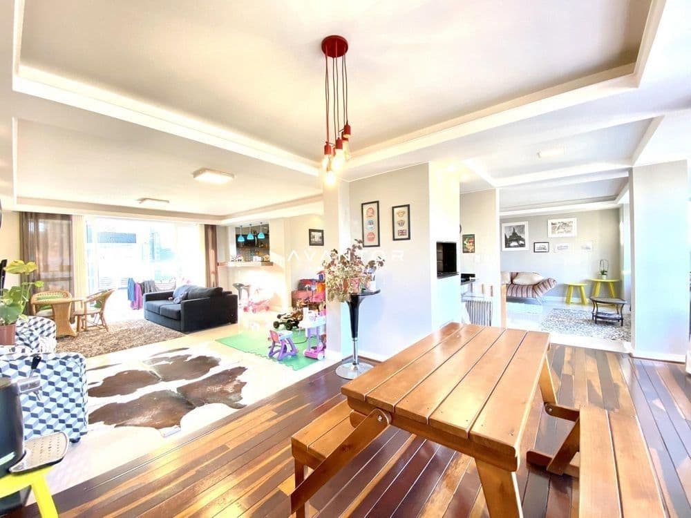 Sala de estar integrada à cozinha com mesa de jantar — Apartamento com 3 quartos à venda em Nossa Senhora de Fátima, Santa Maria/RS