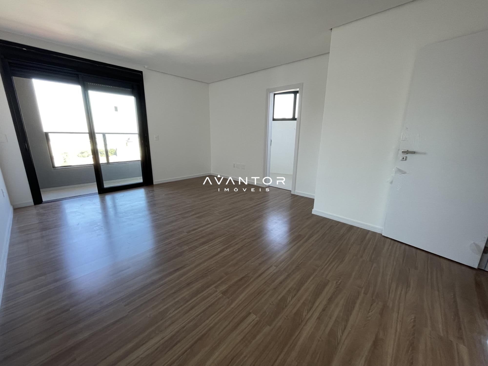 Sala de estar com sacada e piso em madeira — Cobertura com 4 quartos à venda no Torre de Elohim, em Centro, Santa Maria/RS