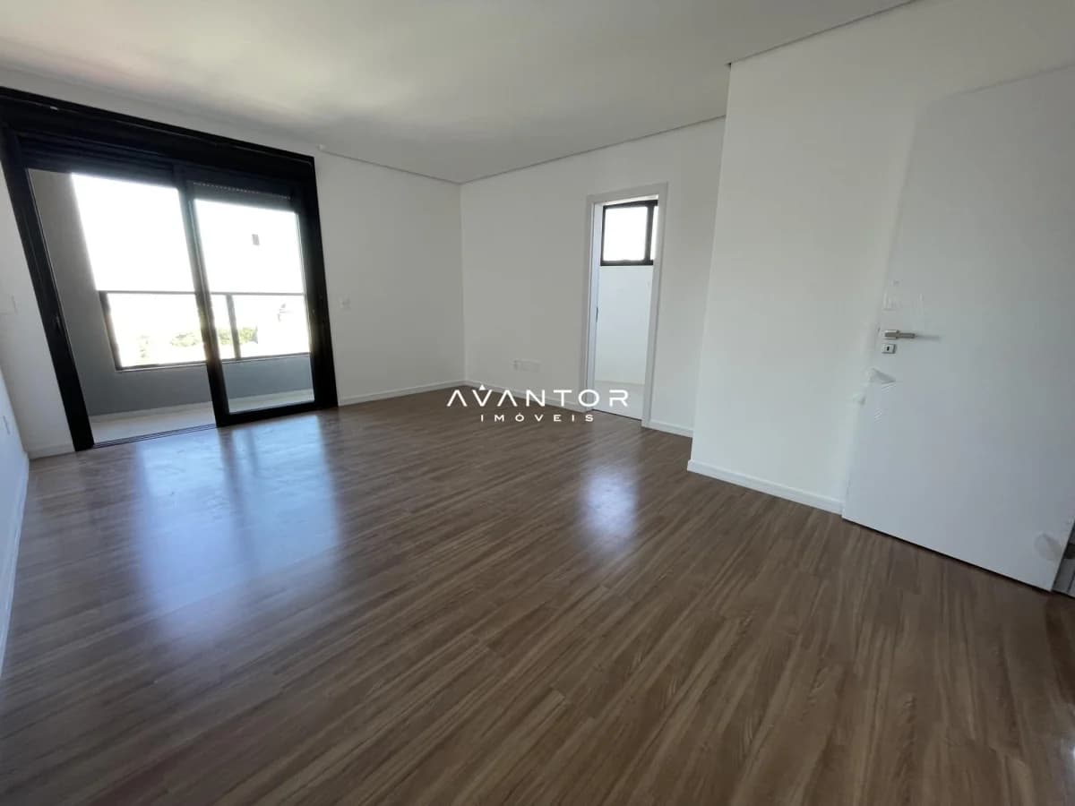 Sala de estar com sacada e piso em madeira — Cobertura com 4 quartos à venda no Torre de Elohim, em Centro, Santa Maria/RS
