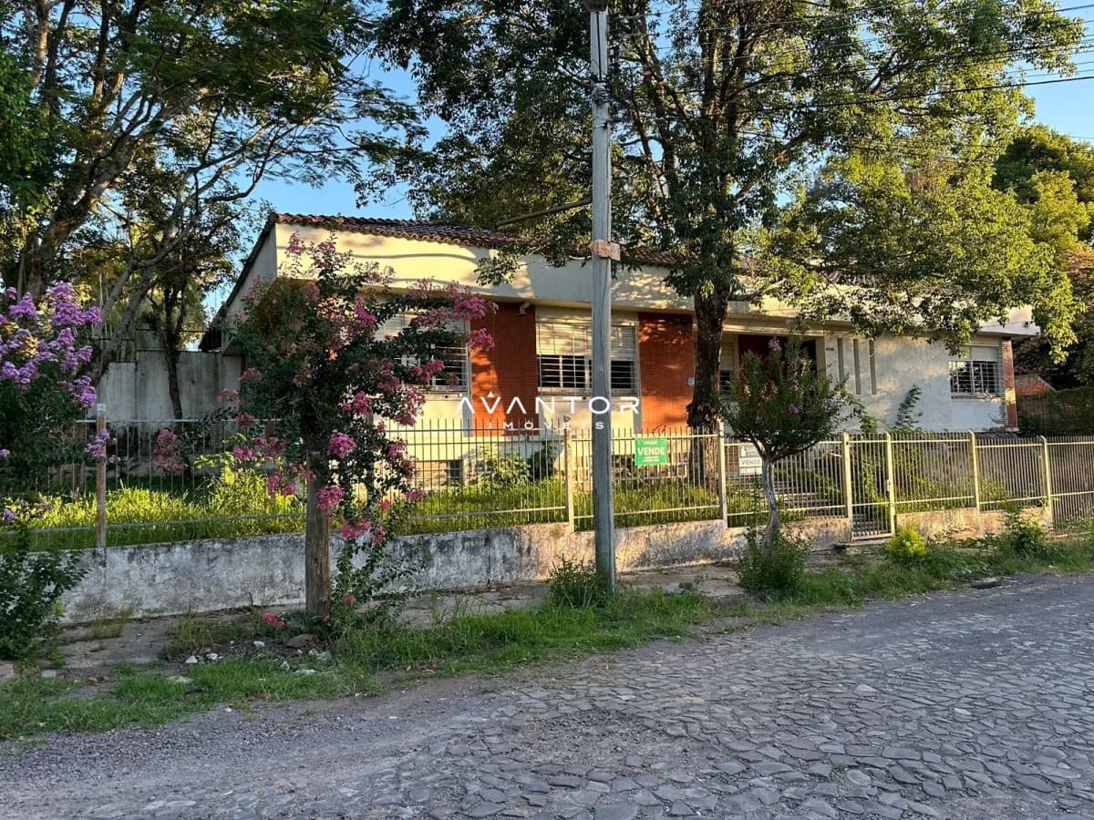 Fachada da casa com jardim — Casa com 3 quartos à venda em Nossa Senhora de Lourdes, Santa Maria/RS