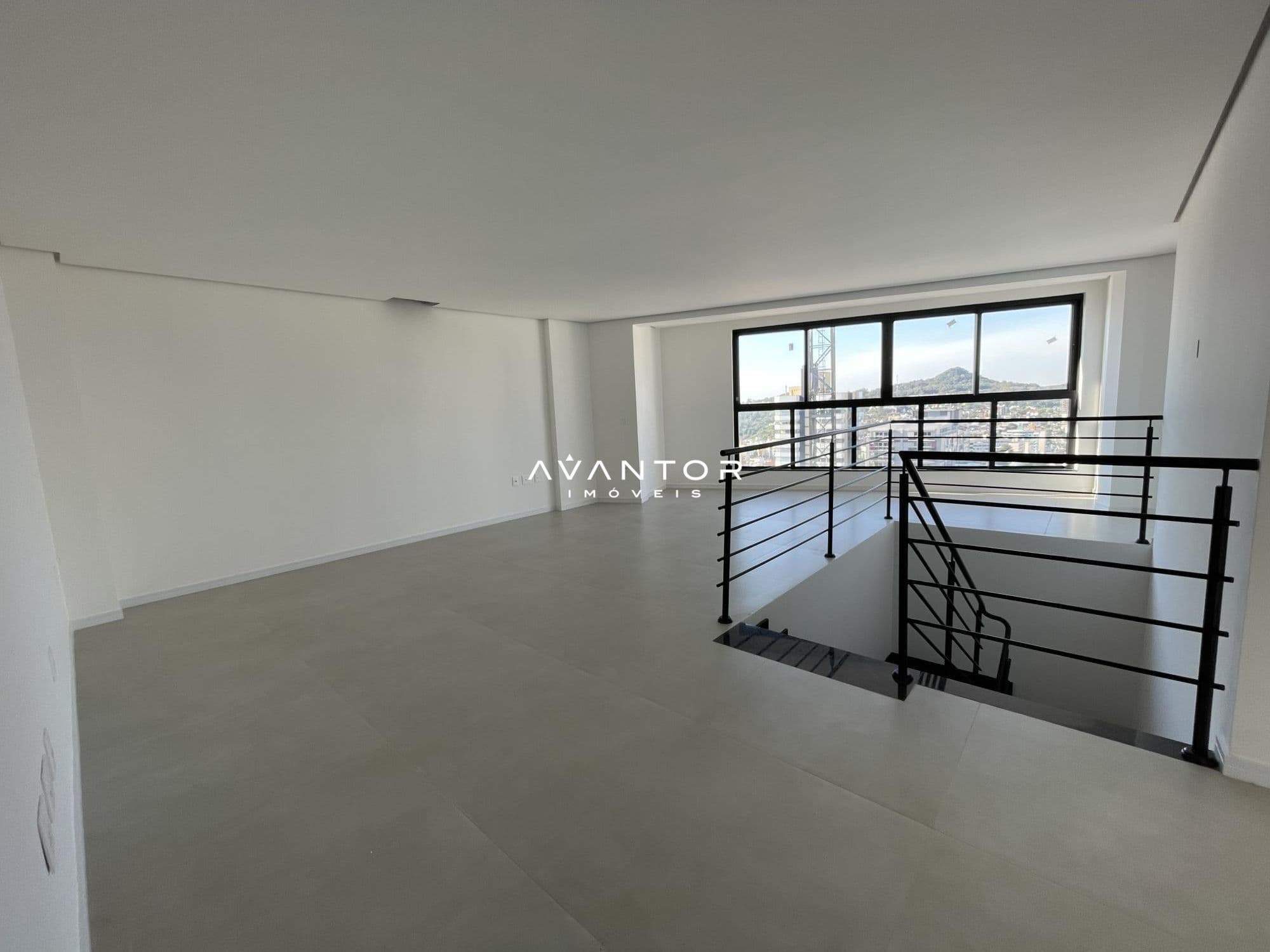 Sala de estar com sacada e vista externa — Cobertura com 3 quartos à venda no Torre de Elohim, em Centro, Santa Maria/RS