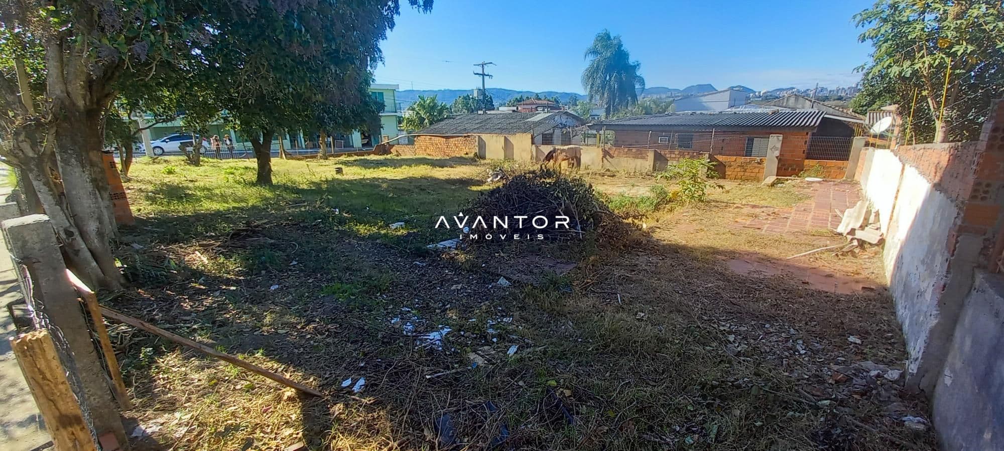Terreno com construções e vegetação — Terreno à venda em Juscelino Kubitschek, Santa Maria/RS