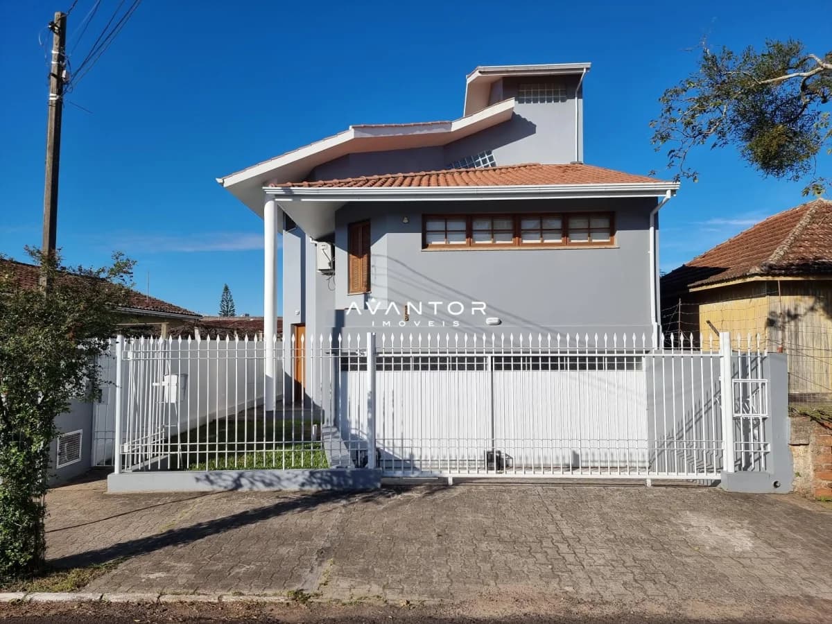 Fachada da casa com garagem — Casa com 4 quartos à venda em Patronato, Santa Maria/RS